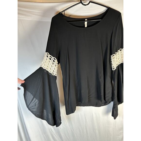 Elan Black Boho Bell Sleeve Top Size M Crochet Lace Detail Flowy Festival Style - Picture 3 of 9